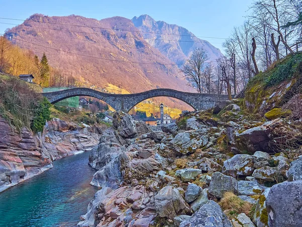 Desfrute Vista Ponte Sal Ponte Dei Salti Através Rio Verzasca — Fotografia de Stock