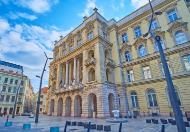 Pest, Budapeşte, Macaristan 'daki Üniversite Meydanı' nda (Egyetem Ter) yer alan Eotvos Lorand Üniversitesi binasının ön cephesi