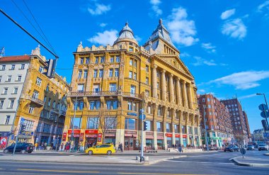 BUDAPEST, HUNGARY - 27 Şubat 2022: Manzaralı Eklektik Stil Anker Sarayı cephede oyulmuş dekorlar ve duvar sütunlarıyla, 27 Şubat 'ta Budapeşte' de