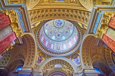 BUDAPEST, HUNGARY - 27 Şubat 2022: St. Stephen Katedrali 'nin ana kubbesi, kemerleri, oymaları ve mozaikleriyle ilgili dekoratif detaylar 27 Şubat' ta Budapeşte 'de