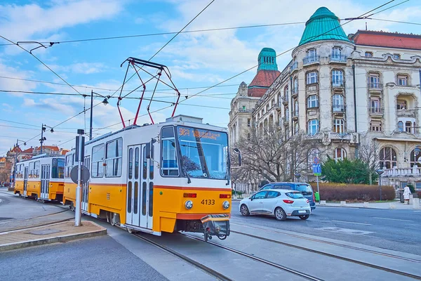 古老的黄色有轨电车在匈牙利布达佩斯Buda的St Gellert广场上行驶 — 图库照片