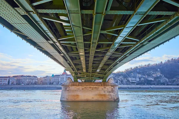 Het Uitzicht Van Onder Groene Liberty Bridge Gellert Hill Rock — Stockfoto