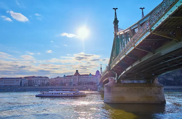 Városkép Turista Komppal Dunán Gellért Hotel Termálfürdő Szabadság Híd Budapest — Stock Fotó