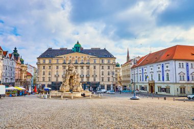 BRNO, CZECH REPUBLIC - 10 Mart 2022: Zelny Trh (Lahana Pazarı Meydanı) ile Parnas Çeşmesi, 10 Mart 'ta Çek Cumhuriyeti' nin Brno kentinde merkezi pazar meydanı.