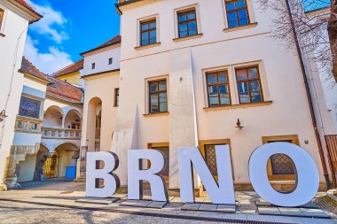 BRNO, CZECH REPUBLIC - 10 Mart 2022: Brno tabelası, Çek Cumhuriyeti 'nin Brno şehrinde 10 Mart' ta korunmuş bir ortaçağ bölgesinde
