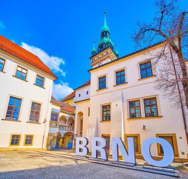 BRNO, CZECH REPUBLIC - 10 Mart 2022: Çek Cumhuriyeti 'nin Brno kentindeki eski belediye binasındaki Brno tabelası