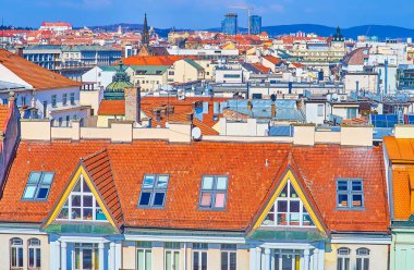 Brno şehrinin ortaçağ kırmızı çatıları Çek Cumhuriyeti 'nin belediye binasının tepesinden görüldü.