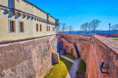 Çek Cumhuriyeti 'nin Brno kentindeki kuru derin hendek ve yüksek zapt edilemez Spilberk kalesi duvarı