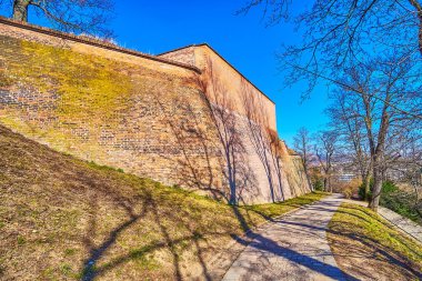 Parktaki dar yol Çek Cumhuriyeti 'nin Brno kentindeki Spilberk kalesinin ortaçağ duvarlarına çıkıyor.