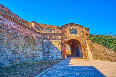 Spilberk Kalesi 'nin ana girişi dar ortaçağ kapılarından, Brno, Çek Cumhuriyeti