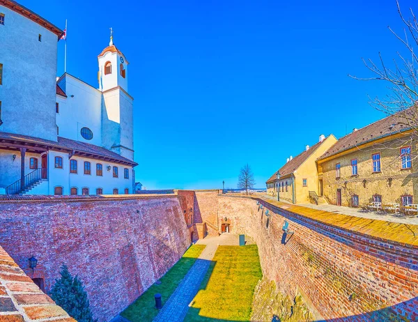 Foso Profundo Con Callejón Peatonal Ciudadela Spilberk Brno República Checa —  Fotos de Stock