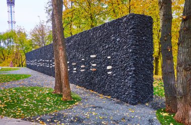 KYIV, UKRAINE - 10 Ekim 2021: Babyn Yar 'daki Kristal Ağlama Duvarı (Babi Yar) Soykırım Anıt Parkı kömür ve kuvarstan yapılmıştır.