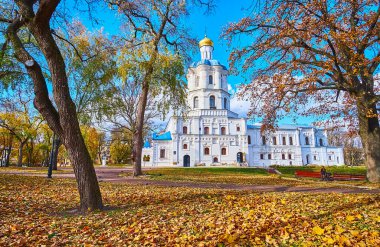 Chernihiv Dytynets Parkı 'nda sonbaharda yaprakların döküldüğü manzaralı sokaklar Chernihiv Collegium, Chernihiv, Ukrayna manzaralı