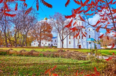 Arka planda beyaz Borys ve Hlib Katedrali ve Chernihiv Collegium, Chernihiv Dytynets Park, Chernihiv, Ukrayna