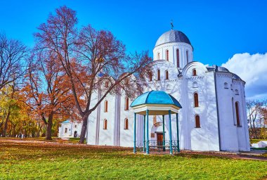 Güneşli sonbahar gününde Borys ve Hlib Katedrali 'nin manzaralı beyaz tarihi binası, Chernihiv, Ukrayna