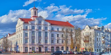 CHERNIHIV, UKRAINE - 22 Ekim 2021: Chernihiv 'de Chernihiv Adliyesi' nin vintage binasıyla Krasna Meydanı Panoraması