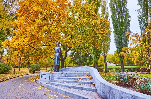 Pomnik Tatiany Markus Wśród Pięknych Żółtych Jesiennych Drzew Babyn Yar — Zdjęcie stockowe