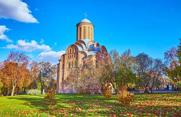 Pintoresco Parque Otoño Bohdan Khmelnytsky Con Ladrillo Escénico Iglesia Santa — Foto de Stock