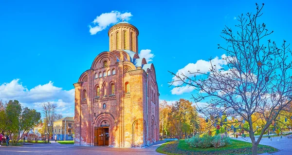 Tarihi Tuğlalı Bohdan Khmelnytsky Parkının Panoraması Paraskeva Pyatnytska Kilisesi Chernihiv — Stok fotoğraf