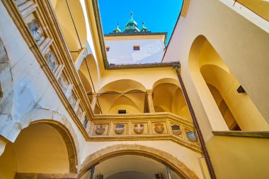 Brno 'daki Ortaçağ Stara Radnice binası (Eski Belediye Binası). Çek Cumhuriyeti' nin balkonunda, cephaneli görkemli kalkanları var.