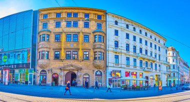 BRNO, CZECH REPUBLIC - 10 Mart 2022: Dum panu z Lipe (Lipa Lordları Evi) ile Özgürlük Meydanı 'ndaki binaların panoraması, 10 Mart' ta Çek Cumhuriyeti 'nin Brno kentinde
