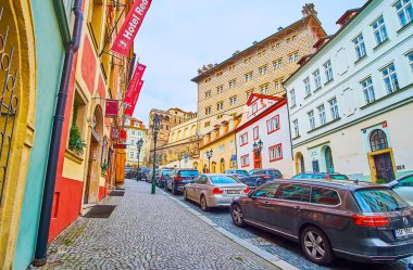 PRAG, CAZECH REPUBLIC - 6 Mart 2022: Nerudova Caddesi 'nin renkli eski evleri ve Schwarzenberg Sarayı' nın yükselişi, Prag 'da 6 Mart' ta