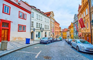 PRAG, CAZECH REPUBLIC - 6 Mart 2022: Prag 'da Nerudova Caddesi boyunca uzanan renkli tarihi evlerin çizgileri