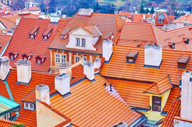 Küçük Mahalle 'nin kırmızı kiremit çatıları ve beyaz bacaları (Mala Strana), Prag, Çek Cumhuriyeti