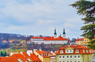 Petrin Tepesi 'nin yamacında Strahov Manastırı, Mala Strana' nın kırmızı çatıları ve Altın Yıldız 'daki evin yeşil cephesi, Prag, Çek Cumhuriyeti