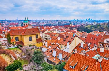 St. Nicholas Kilisesi 'nin yeşil kubbesi ve Çek Cumhuriyeti' nin Prag Şatosu 'ndan Küçük Mahalle' nin (Mala Strana) kırmızı çatıları ile tarihi şehir.