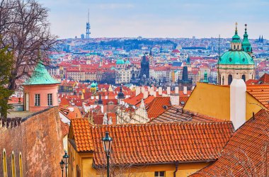 Prag Kalesi, Hradcany, Prag, Prag, Çek Cumhuriyeti 'nin Mala Strana, St. Nicholas Kilise Kubbesi ve Matthias' ın Çardağı 'nın kiremit çatıları.