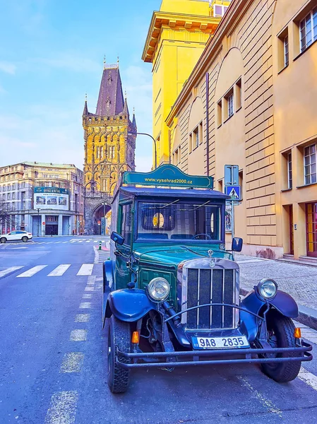 Prag Cazech Republic Mart 2022 Turist Rehberliğindeki Turist Turlarının Klasik — Stok fotoğraf