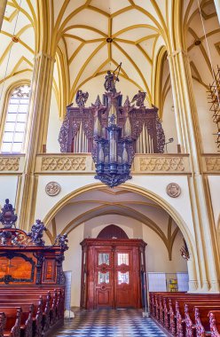 BRNO, CZECH REPUBLIC - 10 Mart 2022: St James Kilisesi 'nin balkonunda ana girişi ve seçkin Boru Organı olan Hall Kilisesi, 10 Mart' ta Çek Cumhuriyeti 'nin Brno kentinde