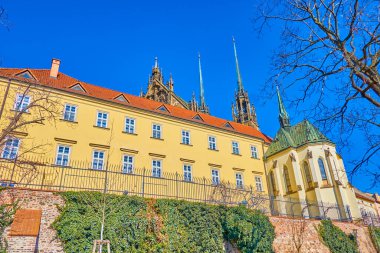 Çek Cumhuriyeti 'nin Brno kentindeki Denis Gardens' taki küçük şapelin ve katedral kompleksinin duvarlarının manzarası.