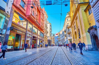 BRNO, CZECH REPUBLIC - 10 Mart 2022: Masarykova Caddesi, tarihi mahallelerde 10 Mart 'ta Çek Cumhuriyeti' nin Brno kentinde bulunan popüler bir yürüyüş caddesidir.