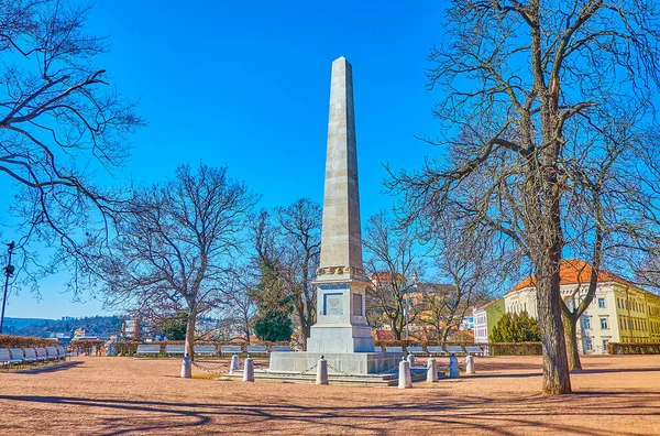 Rauhanmuistomerkki Obelisk Klassiseen Tyyliin Jännittävin Maamerkki Brnon Denic Gardensissa Tsekin — kuvapankkivalokuva