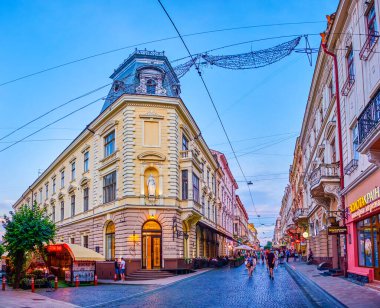 CHERNIVTSI, UKRAINE - 15 Temmuz 2021: 15 Temmuz 'da Ukrayna' nın Chernivtsi kentinde tarihi binaların, kafelerin ve gece kulüplerinin çevresinde Olga Kobylyanska Caddesi boyunca yürüyüş