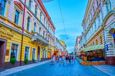 CHERNIVTSI, UKRAINE - 15 Temmuz 2021: Olga Kobylanska Caddesi 'ndeki açık hava restoranları yemek için harika bir yer, 15 Temmuz' da Ukrayna 'nın Chernivtsi kentinde