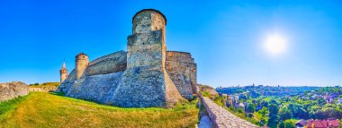 Kamianets-Podilskyi Kalesi 'nin panoraması ve Ukrayna' da evleri olan Smotrych Nehri Kanyonu ile çevrili topraklar.