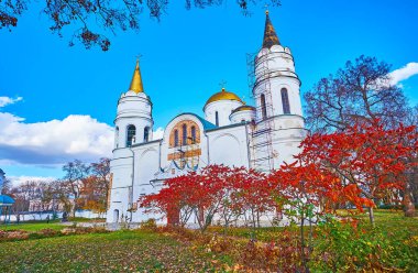 Şekil Değiştirme Katedrali, Antik Çerniv Rezervi, Chernihiv, Ukrayna 'nın önündeki sonbahar parkının parlak kırmızı, sarı ve yeşil renkleri