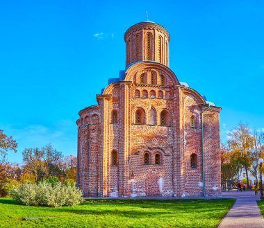 St. Paraskeva (Pyatnytska) Kilisesi, Bohdan Khmelnytsky Park, Chernihiv, Ukrayna 'nın yeşil çimenleri ve bitkileriyle çevrilidir.