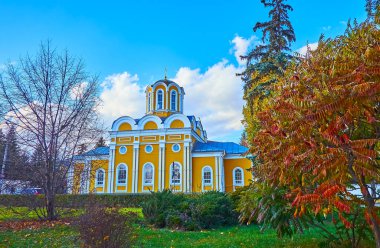 Aziz Michael Kilisesi ve Aziz Fedor, Chernihiv, Ukrayna 'nın yenilenmiş diriliş manzaralı sonbahar parkı.