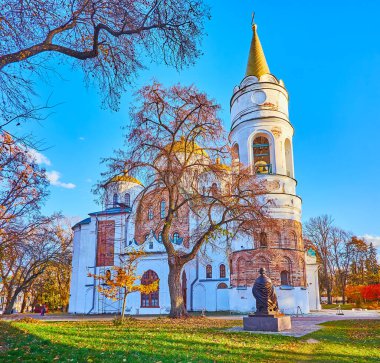 Chernigov Dytynets (Chernigov Kalesi) Parkı, Chernihiv, Ukrayna 'daki Ortaçağ Dönüşüm Katedrali etrafındaki renkli sonbahar bitkileri