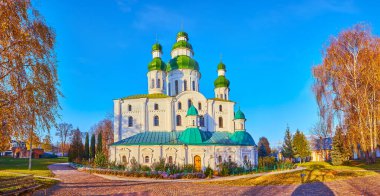 Yeletsky Varsayım Manastırı, Chernihiv, Ukrayna 'nın güzel Varsayım Katedrali etrafındaki altın sonbahar huş ağaçları.