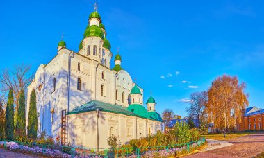 Çiçek yataklarıyla çevrili zarif tarihi varsayım katedrali manzarası, Yeletsky Varsayım Manastırı, Chernihiv, Ukrayna