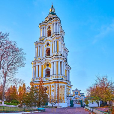 Beyaz-sarı kapı çan kulesi Trinity-Elias Manastırı, duvar sütunları ve yardım desenleri ile süslenmiş, Chernihiv, Ukrayna
