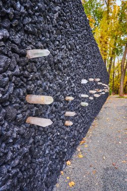 KYIV, UKRAINE - 17 Ekim 2021: Babyn Yar 'daki Kristal Ağlama Duvarı' nın (Babi Yar) 17 Ekim 'de Kyiv' deki Soykırım Anıt Parkı 'nda ilginç bir tasarımı