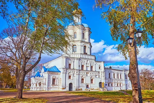 Het Middeleeuwse Gebouw Van Chernihiv Collegium Met Hoge Herfstbomen Voorgrond — Stockfoto