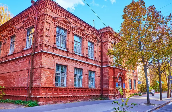 Yardım desenleriyle süslenmiş klasik kırmızı tuğla evin ön cephesi, Honcha Caddesi, Chernihiv, Ukrayna