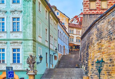 Çek Cumhuriyeti, Prag, Hradcany 'deki Radnicke Merdiven Sokağındaki Aziz John Nepomuk' un tarihi taş heykeli